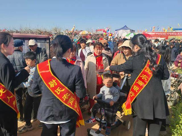 尉氏县：借助“挑花节”金融宣传热