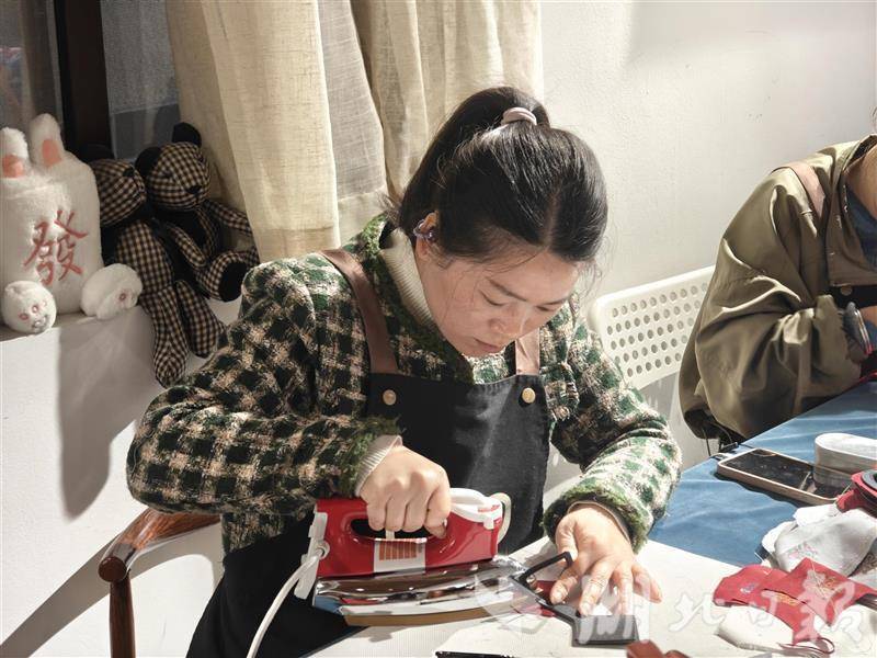 黄梅挑花手工包 古法新“绣”出潮品