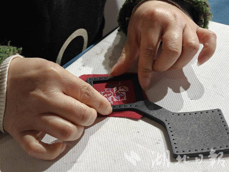 黄梅挑花手工包 古法新“绣”出潮品