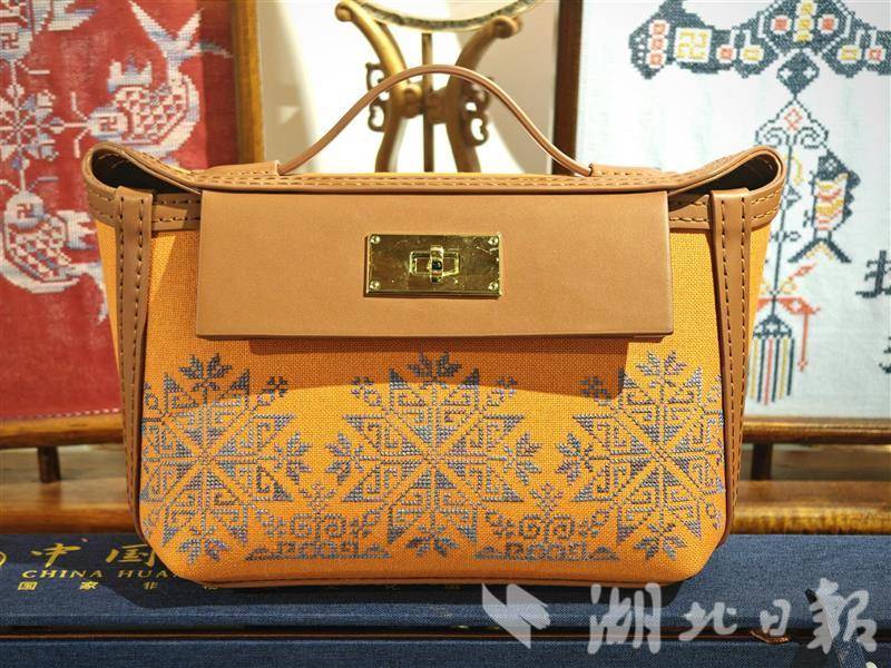 黄梅挑花手工包 古法新“绣”出潮品