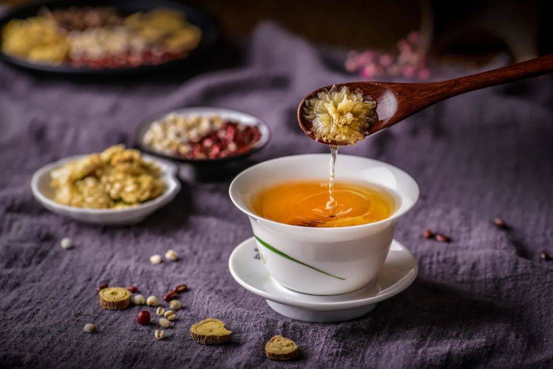 春天一定要会用菊花！但是菊花品种多，功效也不同，看看你是否用错了？