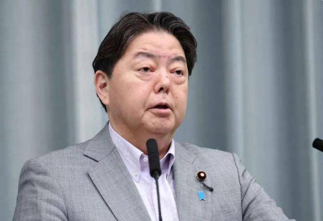 看完中国阅兵后，特朗普是又夸又防，日本尴尬回应了4个字
