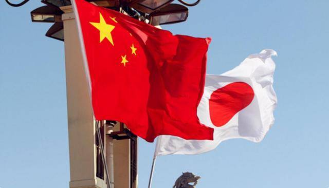 看完中国阅兵后，特朗普是又夸又防，日本尴尬回应了4个字