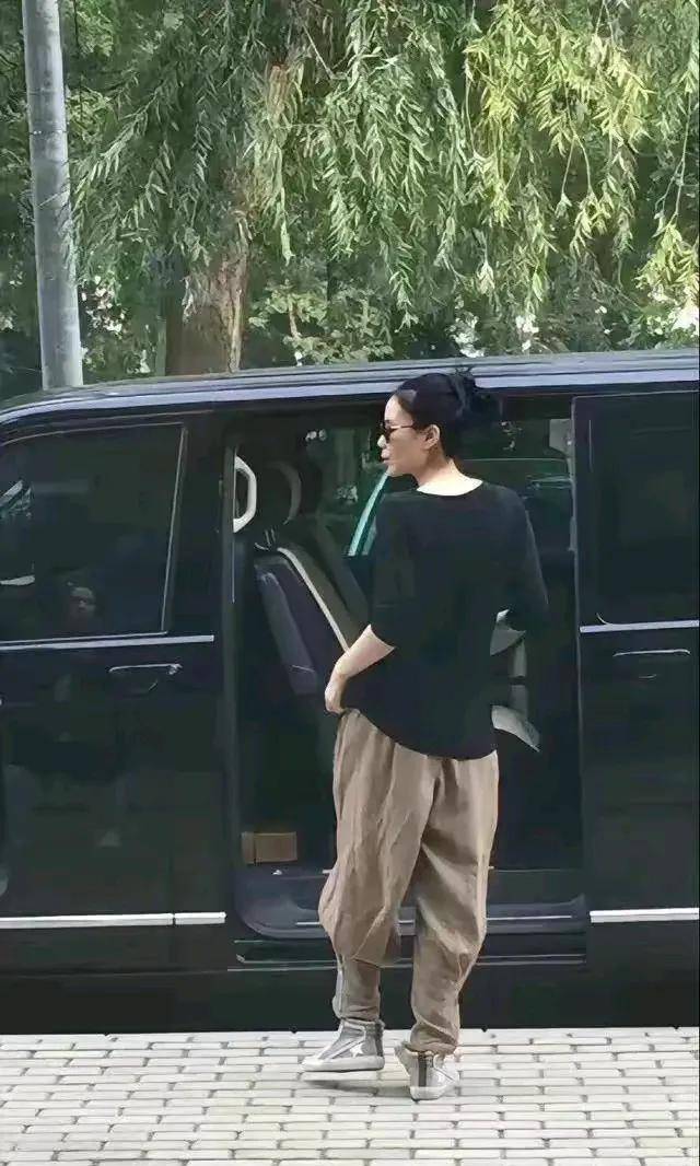 王菲台北神秘现身，与宽姐密会，背后的秘密交易还是纯粹闺蜜情深