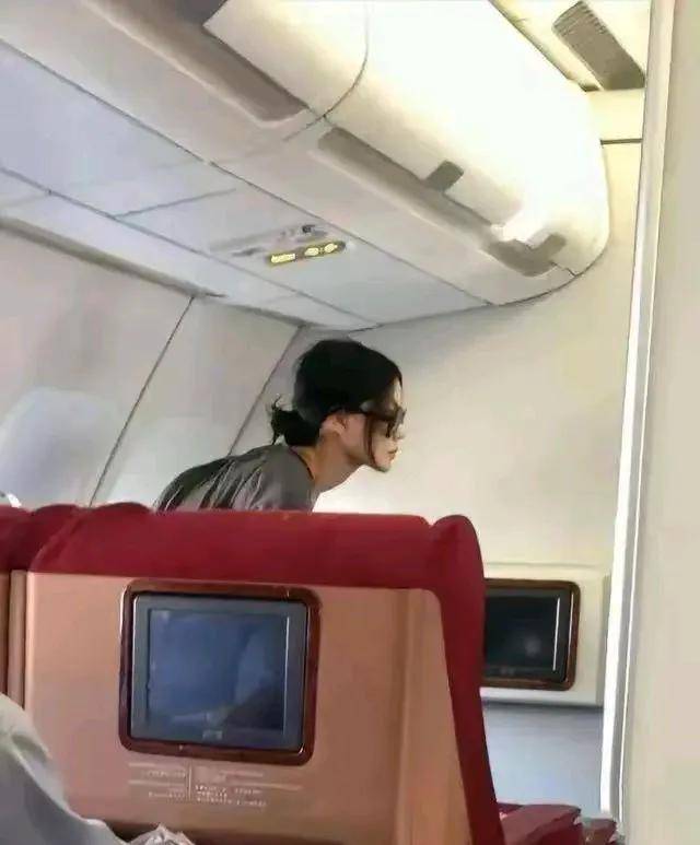 王菲台北神秘现身，与宽姐密会，背后的秘密交易还是纯粹闺蜜情深